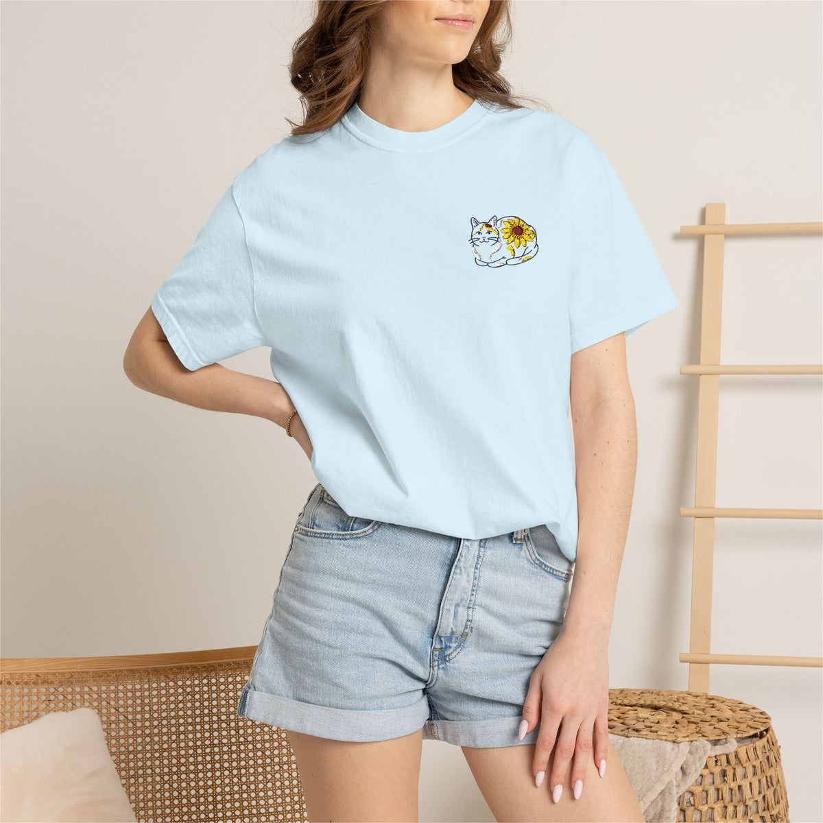 Calico Cat w/ Black eyed Susan side design T Shirt