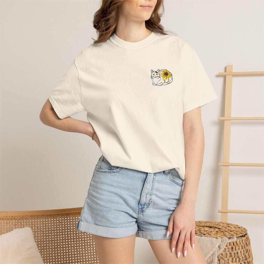 Calico Cat w/ Black eyed Susan side design T Shirt