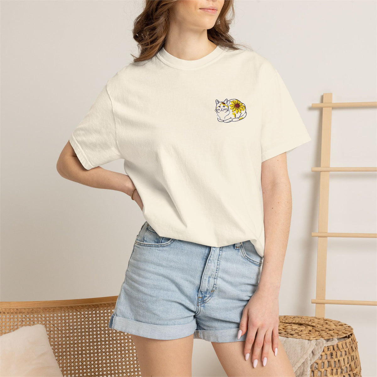 Calico Cat w/ Black eyed Susan side design T Shirt
