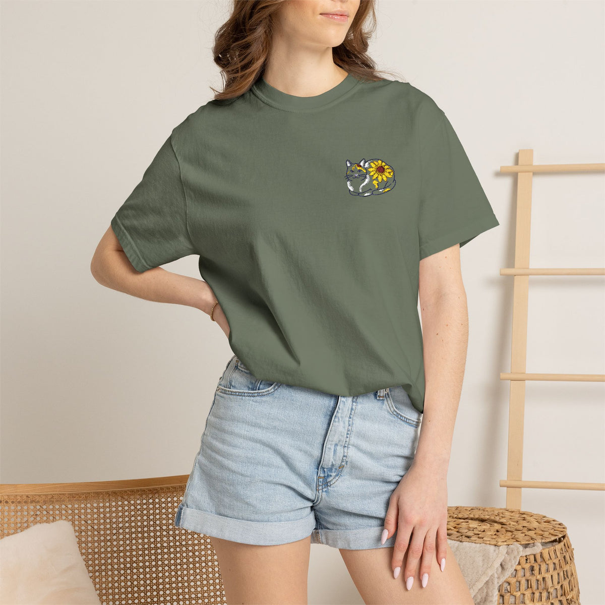 Calico Cat w/ Black eyed Susan side design T Shirt