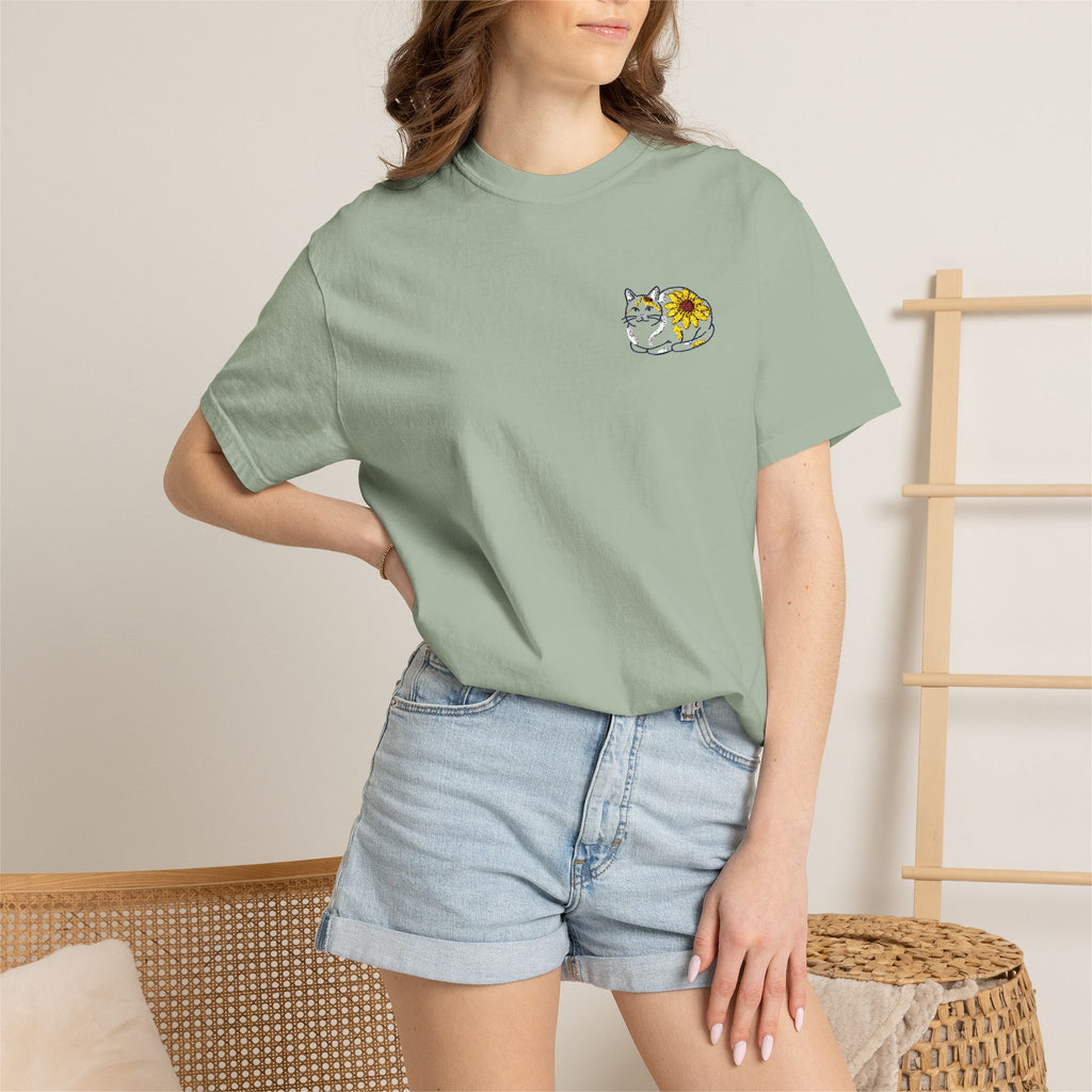Calico Cat w/ Black eyed Susan side design T Shirt